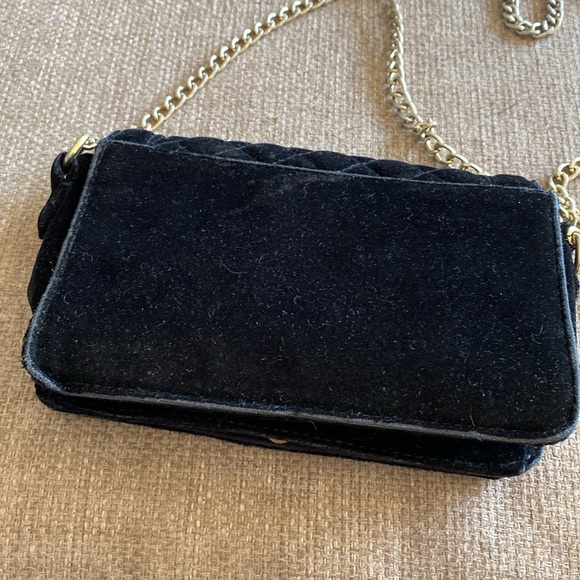 A NEW DAY black velvet quilted cross-body chain strap clasp - Picture 3 of 4